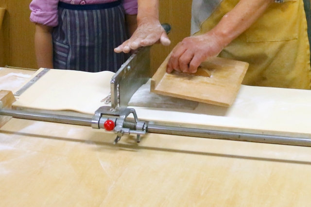 making soba noodles